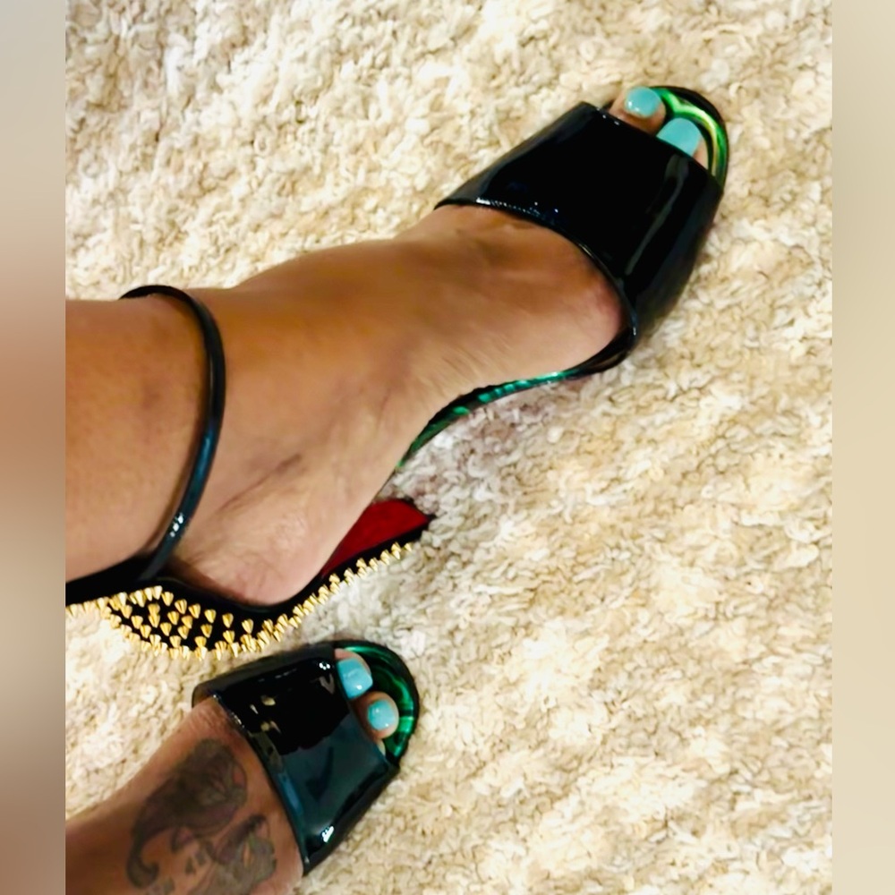 Christian Louboutin - Picture 3 of 9